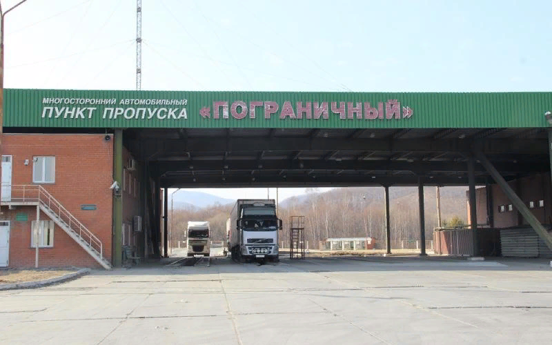 грузовики на границе с Китаем